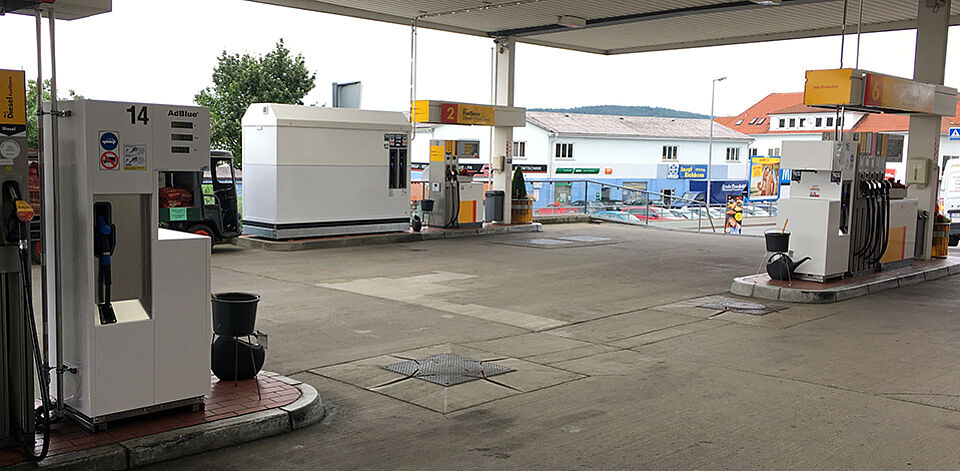AdBlue Zapfsaeulen fuer PKW auf Tankstelle